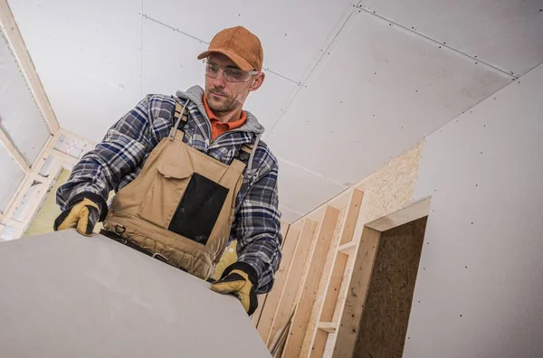 Trockenbau Materialinstallation Von Kaukasischen Bauarbeitern Innenausbau Des Hauses — Stockfoto