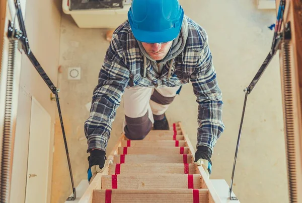 Bauarbeiter Geht Die Treppe Hinauf Einen Blick Auf Den Dachboden — Stockfoto