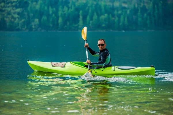 水上运动和娱乐活动 30多岁的白人独木舟手在湖上Kayak Paddling — 图库照片