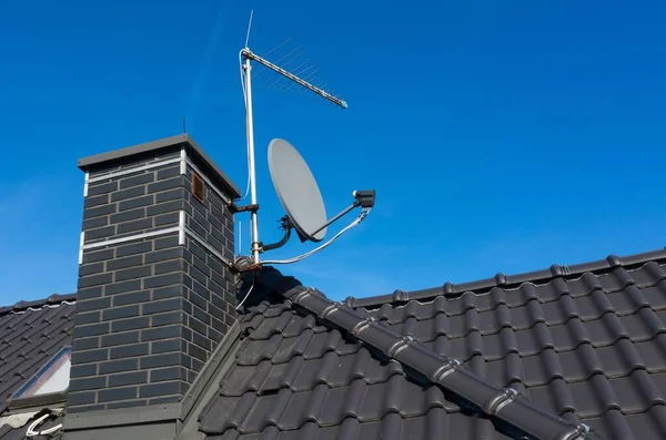 Antena Antena Analógica Moderna Del Plato Del Satélite Digital Tejado —  Fotos de Stock