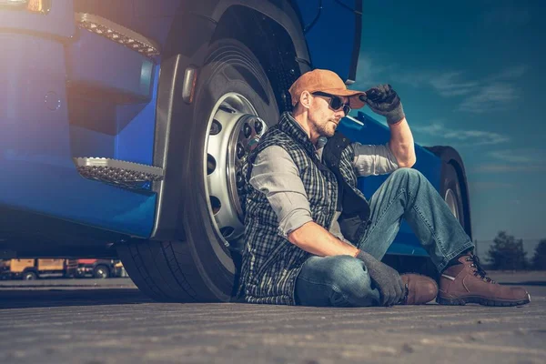 Moe Semi Truck Driver Zittend Een Truck Stop Parking Pavement — Stockfoto