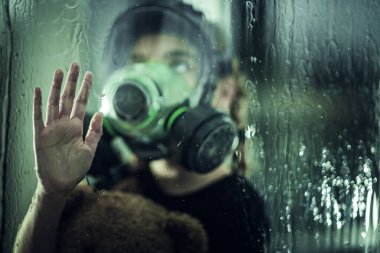 Virüs Salgını Ev Karantinası Teması. Pencere Üzerinde Elle Yüzü Koruma Maskesi Giyen Kız.
