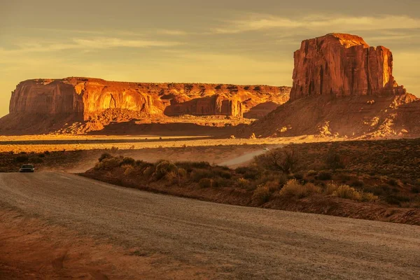 記念碑バレー砂漠路 アメリカ合衆国 アリゾナ州北部の田園風景と道路 — ストック写真