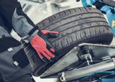 Otomotiv Bakım Teması. Otomobil Bakım Merkezi 'nde Araba Tekerlekleri Hizalaması.