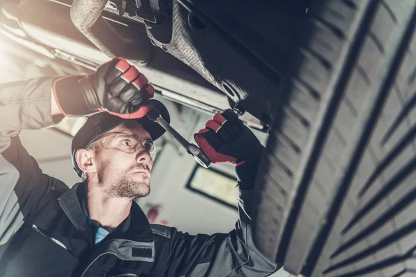现代汽车悬架维修 30多岁的白人汽车技师修理汽车悬架元件 — 图库照片