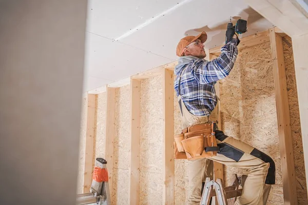 Empreiteiro Construção Caucasiano Anexando Drywall Teto Casa Tema Indústria Construção — Fotografia de Stock