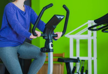 Beyaz Kadın Spor Salonunda Sabit Bisiklete Biniyor. 