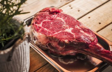 Mutfak masasında çiğ et pişmeye hazır..