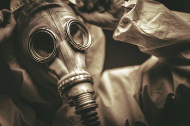 Tam teşekküllü Tehlikeli Madde Giysisi Koruyucu Vites ve Gaz Maskeli Erkeğin Yakın Çekimi.