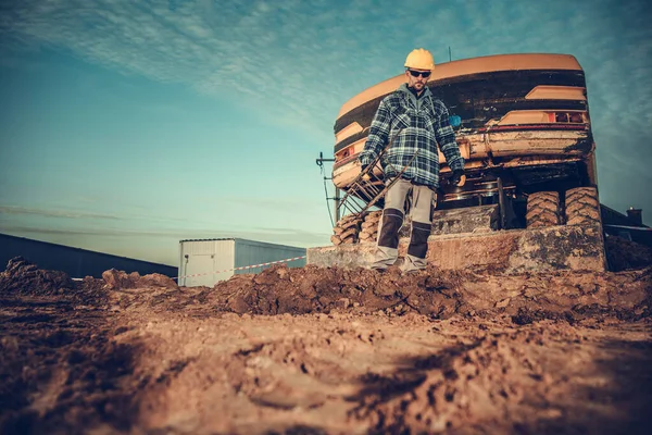 Trabajador Masculino Construcción Sitio Comercial Del Trabajo Con Maquinaria Resistente —  Fotos de Stock