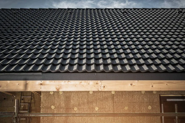 Dachdeckerprojekt Auf Neuer Baustelle Dunkelgraue Schindeln Auf Dach Montiert — Stockfoto