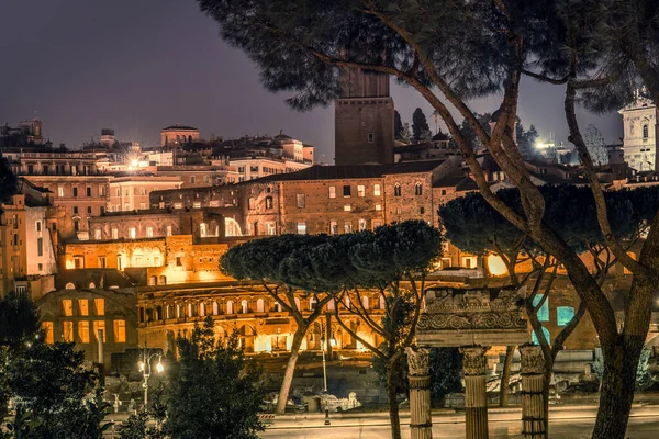 Άποψη Της Πόλης Της Ρώμης Νύχτα Φωτισμένα Κτίρια Και Δρόμους — Φωτογραφία Αρχείου