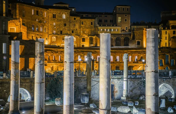 Vista Noturna Ruínas Antigas Colunas Mármore Fora Coliseu Romano — Fotografia de Stock