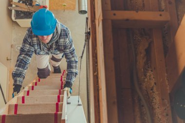 İnşaat Müteahhiti Binanın üst katına erişmek için tamamlanmamış basamaklara tırmanıyor.
