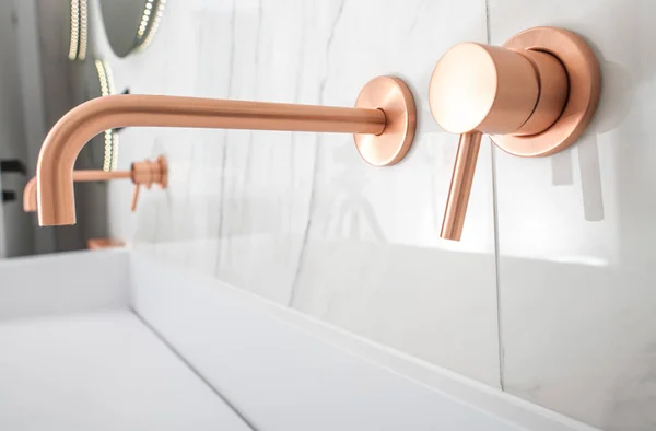 White Porcelain Sink Copper Faucet Knob Soap Dispenser — Stock Photo, Image