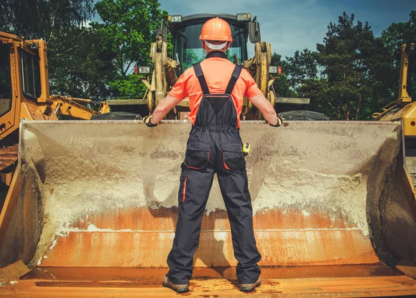 Operador Bulldozzer Conecta Cubo Máquina — Foto de Stock