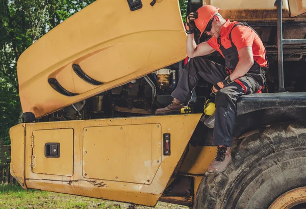 Reparador Equipamentos Pesados Pensando Soluções Para Motor Quebrado — Fotografia de Stock