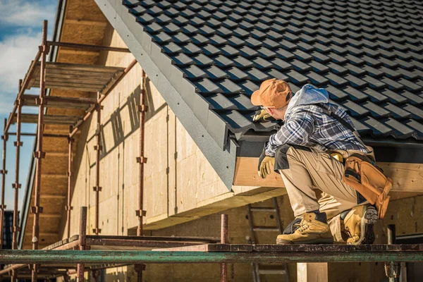 Empreiteiro Telhado Inspeciona Progresso Construção Nova Casa Instalação Telhado — Fotografia de Stock