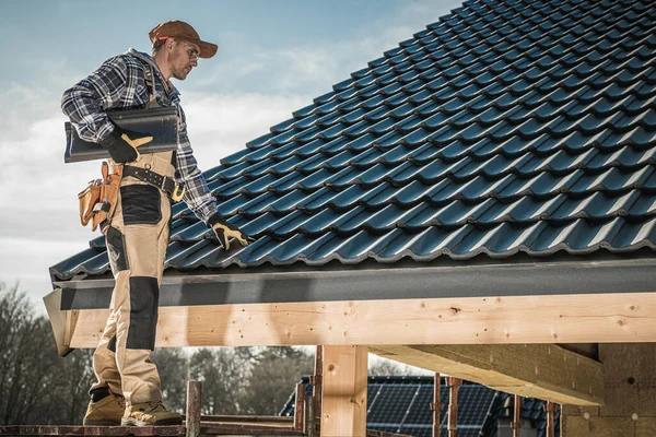 Άρρεν Καυκάσιος Roofer Εγκαθιστώντας Κεραμίδια Roofing Νεόδμητο Σπίτι — Φωτογραφία Αρχείου