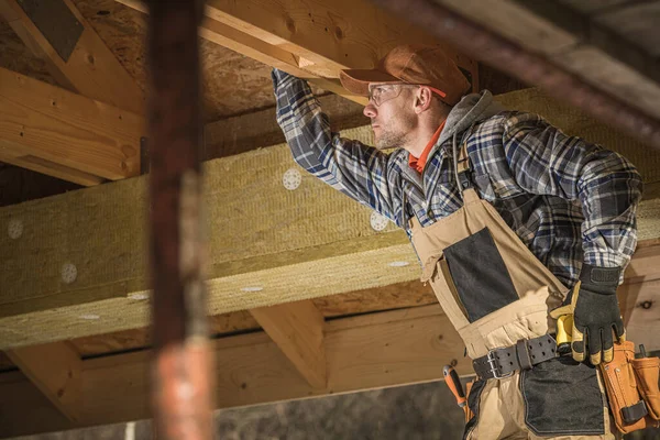 Mężczyzna Stolarz Oceny Sufitowe Joist Instalacja Poddaszu — Zdjęcie stockowe