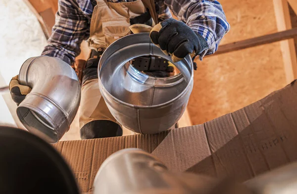 Travailleur Cvc Préparant Assembler Des Tuyaux Ventilation Dans Maison — Photo