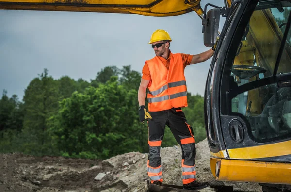 Operator Koparki Patrzy Placu Budowy Stoi Ciężkich Urządzeń Robót Ziemnych — Zdjęcie stockowe