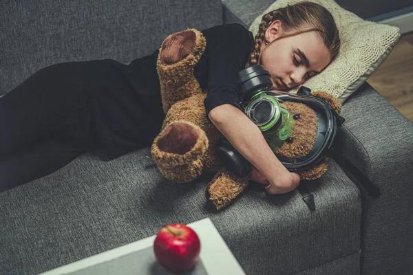 Caucasian Young Girl Sleeping Couch Hugging Toy Bear Wearing Gas — Stock Photo, Image