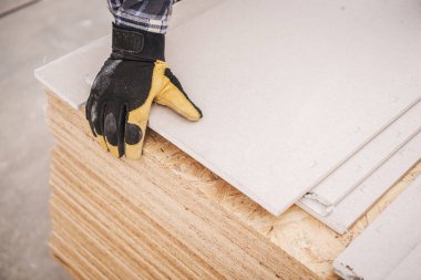 Endüstri Teması. Alçıpan ve Plywood. İşçi Hazırlama İnşaat Malzemeleri. Yapı Elementleri.