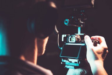 30 'lu yaşlarda Beyaz Adamlar Profesyonel DSLR Kamera kullanarak Belgesel Film Çekimleri Yapıyor. Videografi ve Görüntü Yönetmeni TemasıName.