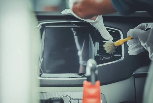 자동차 자동차 서비스 Worker Cleaning Vehicle Dashboard Using Specialized Brush — 스톡 사진