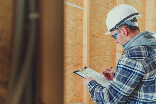 Caucasian Construction Site Engineer Supervisor Zijn Dertiger Jaren Het Maken — Stockfoto