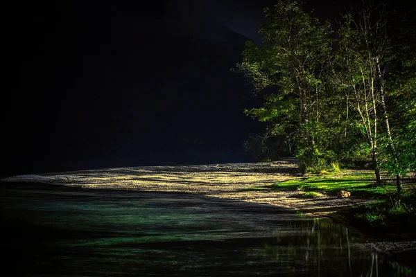 Plaża Nad Jeziorem Nocy Oświetlona Część Brzegu Jeziora — Zdjęcie stockowe