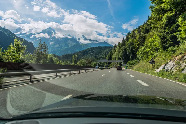 Vista Camino Abierto Con Nevadas Picos Montaña Paisaje Forestal —  Fotos de Stock