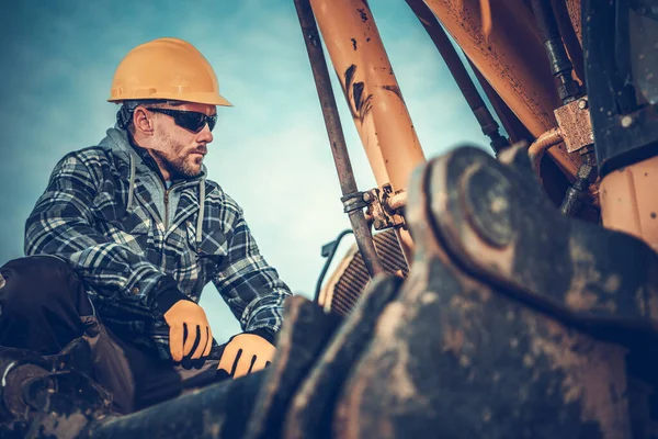 Primer Plano Del Trabajador Construcción Masculino Que Comprueba Excavadora Antes —  Fotos de Stock