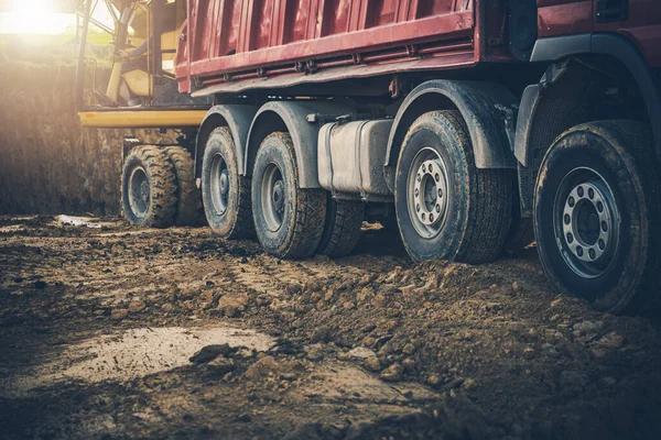 Man Grävmaskin Flytta Smuts Att Dumpa Lastbil Byggarbetsplatsen — Stockfoto