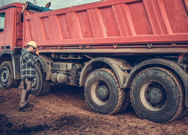 Kierowca Wywrotki Komunikuje Się Przez Krótkofalówkę Ekipą Budowlaną — Zdjęcie stockowe