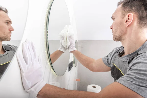 Caucasico Maschio Janitor Specchio Pulizia Bagno — Foto Stock