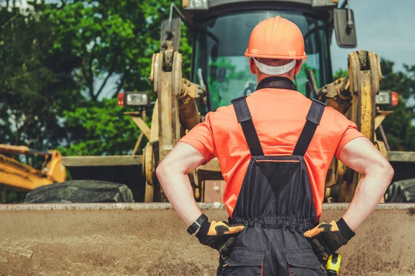 Backhoe Operador Masculino Inspeciona Bulldozer Antes Olhar Para Trabalho — Fotografia de Stock