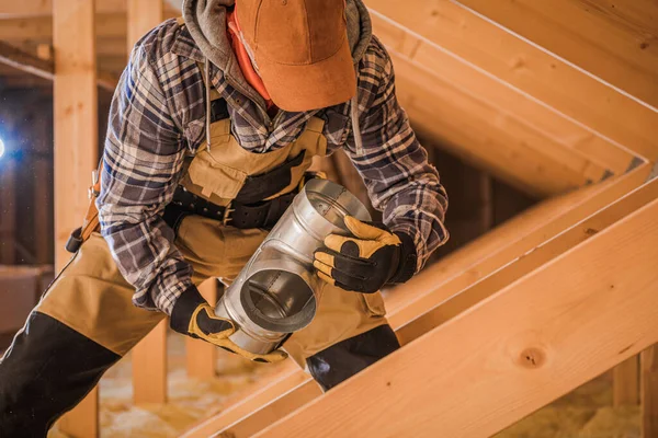 Manlig Entreprenör Montera Hvac Rör Vinden New House — Stockfoto