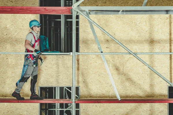 Trabajador Constrcución Que Camina Andamio Para Tener Acceso Parte Construcción — Foto de Stock