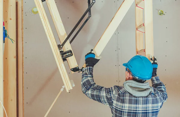 Manitas Caucásicas Montan Escalera Madera Acceso Ático — Foto de Stock