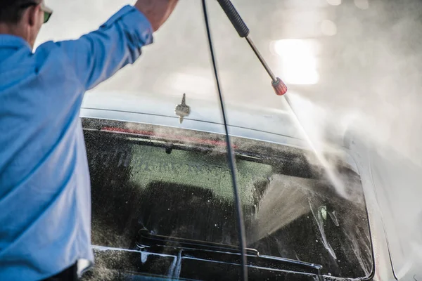 Manlig Bil Tvättmaskin Skötare Rengör Kundbil Genom Att Spruta Vatten — Stockfoto