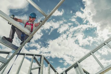 Kafkas Erkek İnşaat İşçisi Yeni Bina için Alüminyum Yapıyı Kablosuz Matkapla Parçaları Birleştirerek Birleştiriyor. 