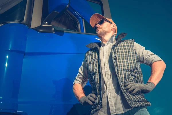 Close Camionista Masculino Caucasiano Pela Grande Cabine Azul Veículo Olhando — Fotografia de Stock