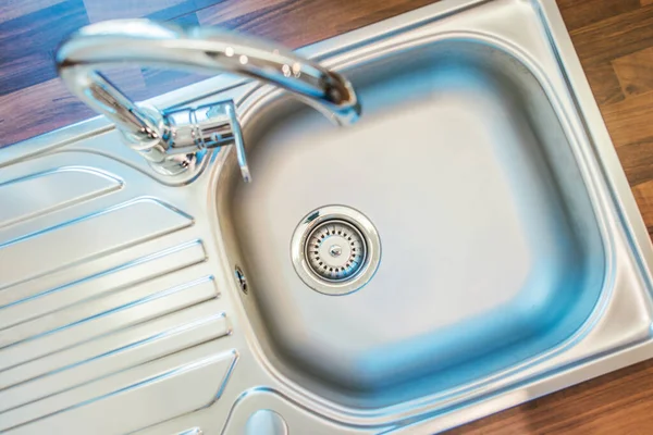 Küche Edelstahl Einzelne Schüssel Kleine Spüle Mit Silbernem Wasserhahn Holzarbeitsplatte — Stockfoto