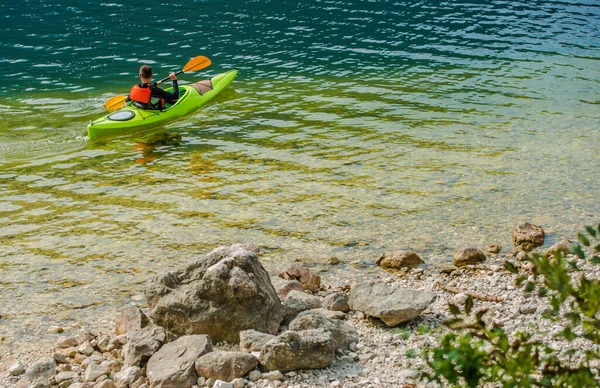 Hombre Vacaciones Disfrutando Kayak Lago Prístino Limpio —  Fotos de Stock