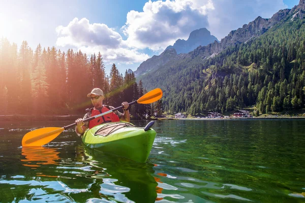 Kayak Masculin Caucasien Dans Lac Misurina Panoramique Italie — Photo
