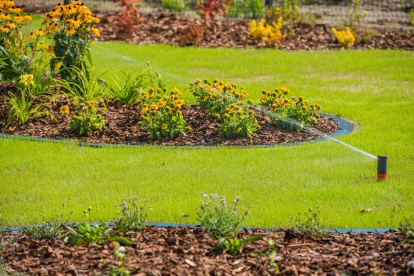 Utsikt Över Gräsmatta Landskaps Och Sprinklersystem Bevattning Grönområde — Stockfoto