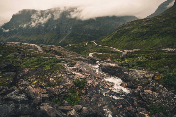 山頂の曲がりくねった道が続くノルウェーの山の風景のパノラマ — ストック写真