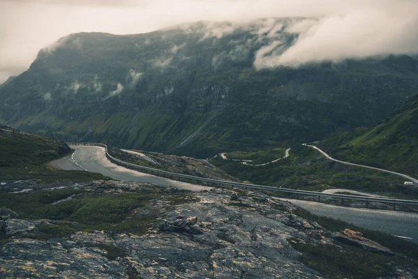 挪威山区风景绵延 蜿蜒的道路 — 图库照片